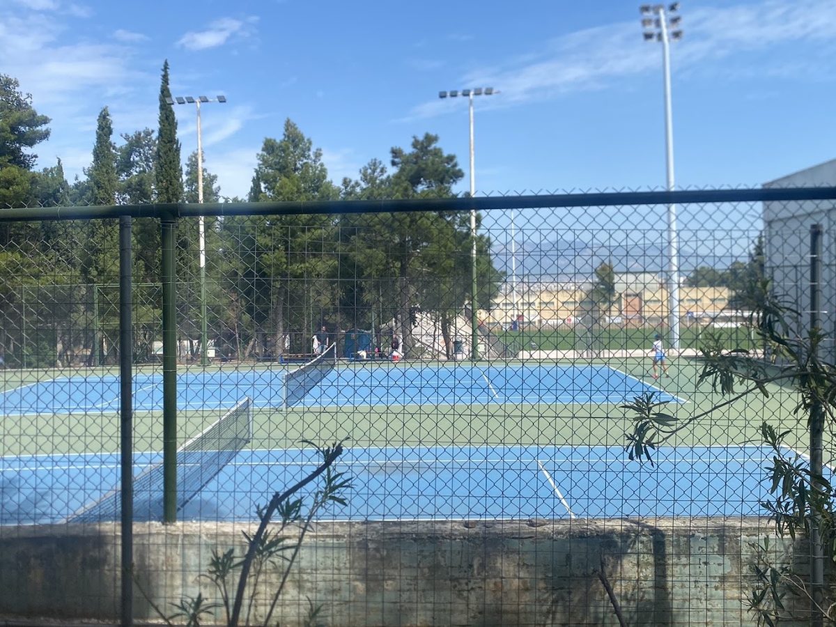 Δίπλα στο γήπεδο